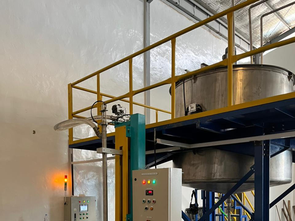 Sistem batching dengan tangki mixer di lantai mezanin dan panel kontrol di sisi kolom