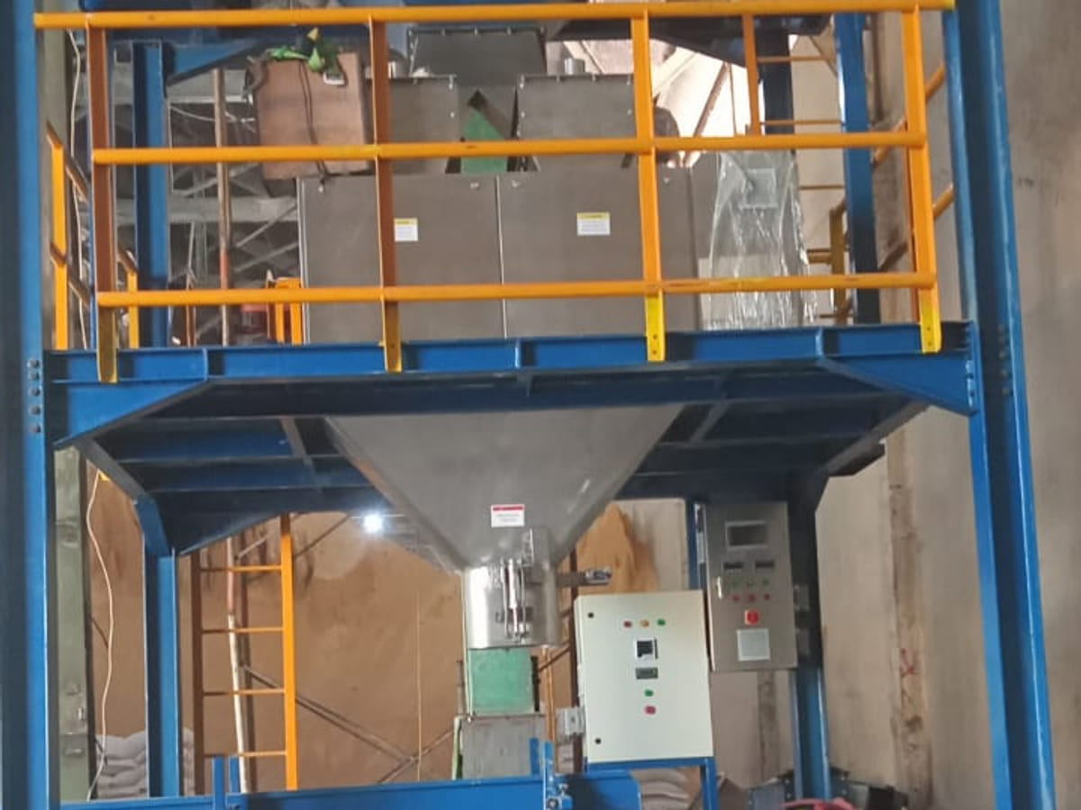 Struktur bagging plant rangka baja biru dengan hopper penakar dan panel kontrol