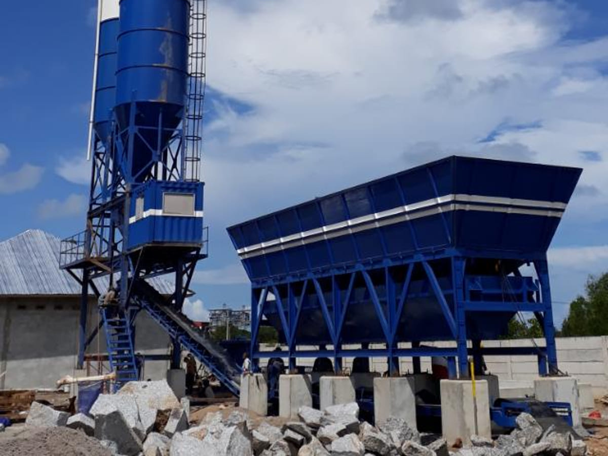 Batching plant dengan silo semen dan bin agregat berkonstruksi baja biru