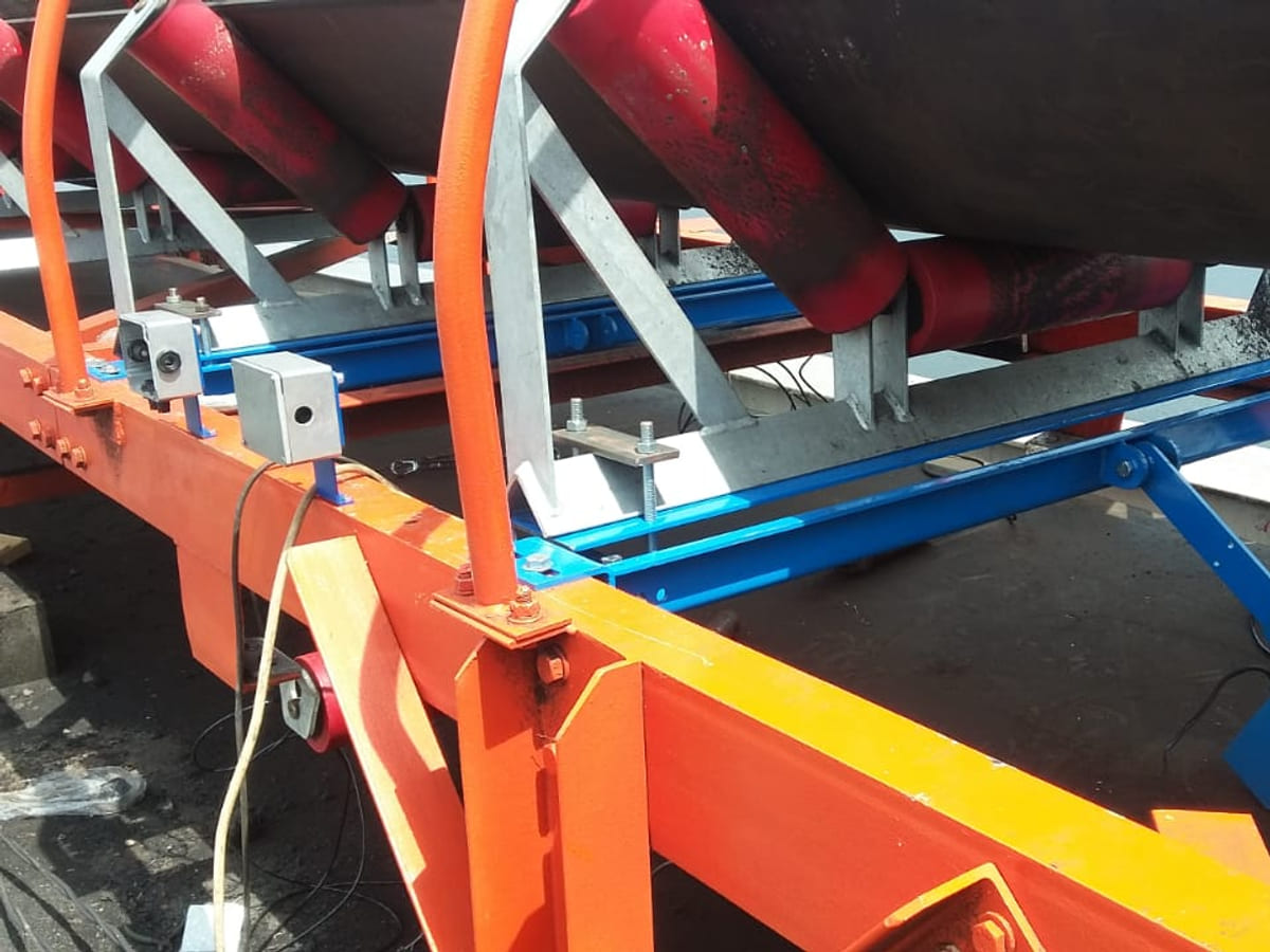 Rangka weigh idler belt scale terpasang di bawah ban berjalan beserta sensor kecepatan belt