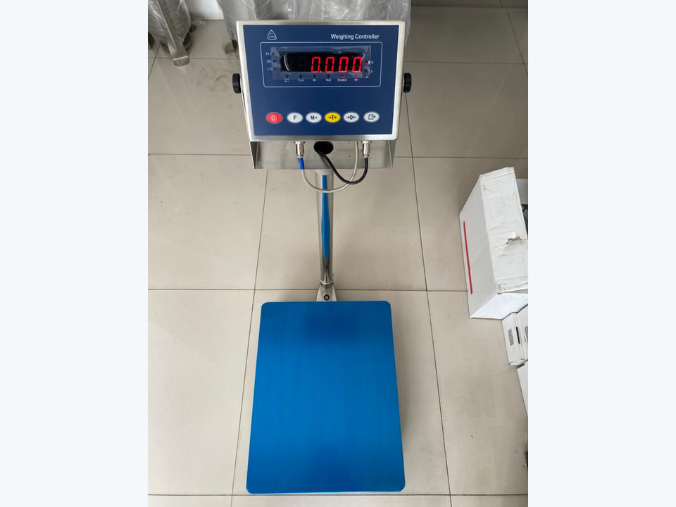 Bench scale berplatform biru dengan indikator Weighing Controller pada tiang stainless
