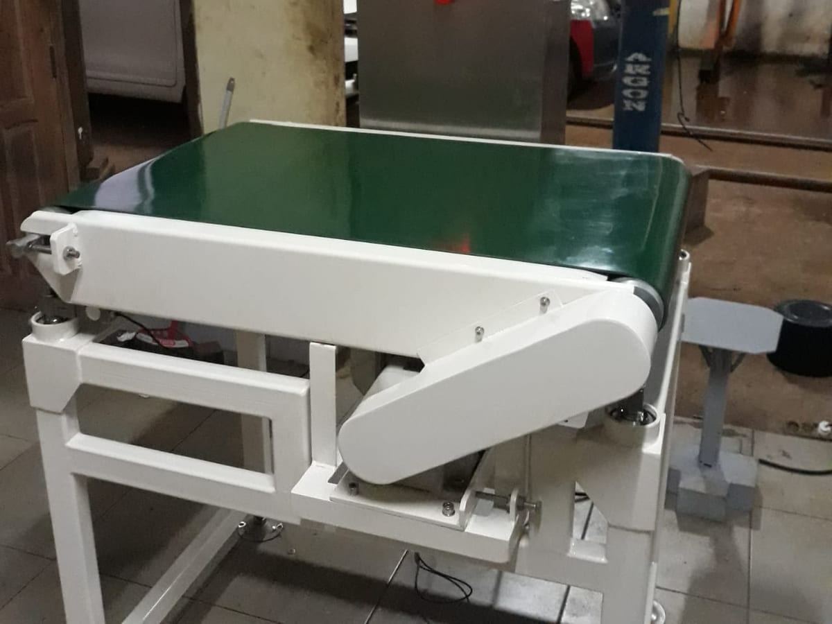 Check weigher dengan konveyor sabuk hijau dan panel kontrol stainless berlampu status