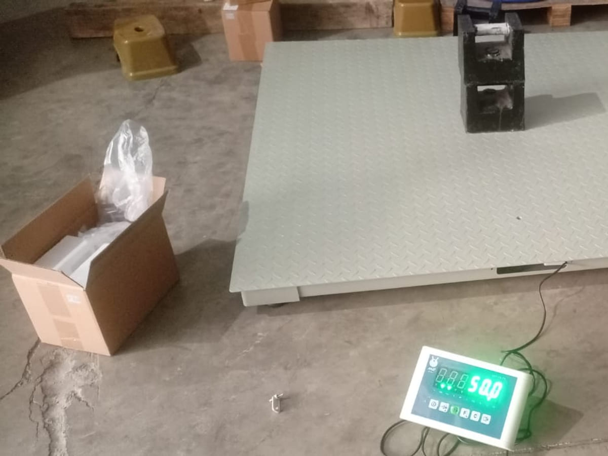 Floor scale pelat bordes sedang diuji dengan anak timbangan standar dan indikator digital